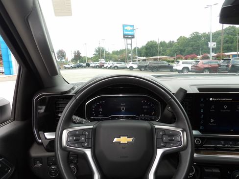 Used 2025 Chevrolet Silverado 2500 4x4 Crew Cab LT image 2
