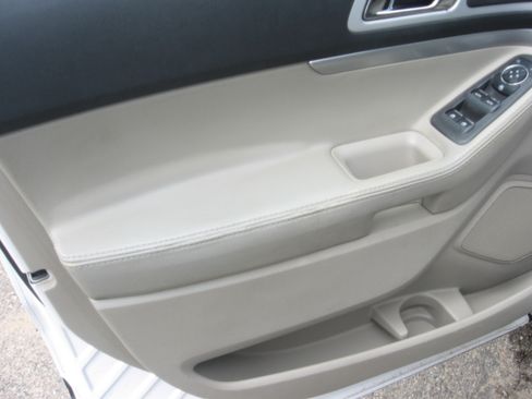 Used 2015 Ford Explorer XLT FWD image 7