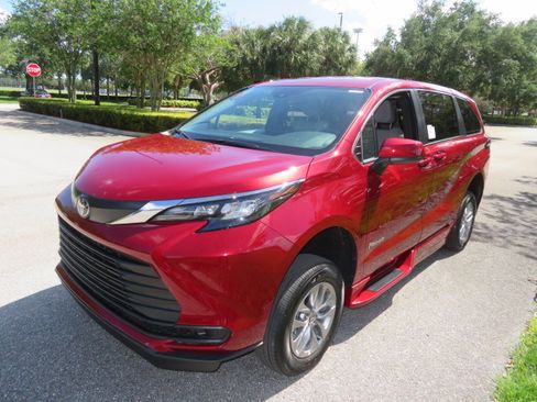 Used 2026 Toyota Sienna LE FWD image 14