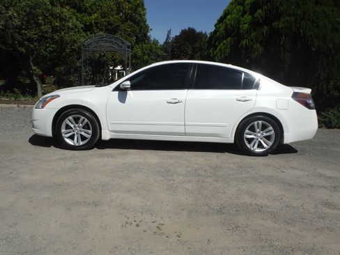 Used 2011 Nissan Altima 3.5 SR Sedan FWD image 2