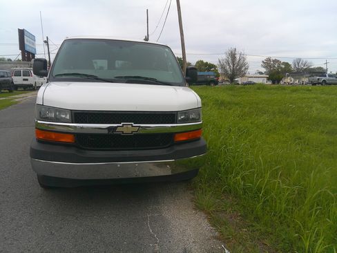 Used 2017 Chevrolet Express 3500 LT image 4