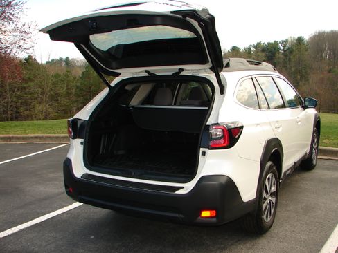 Used 2025 Subaru Outback Premium image 8