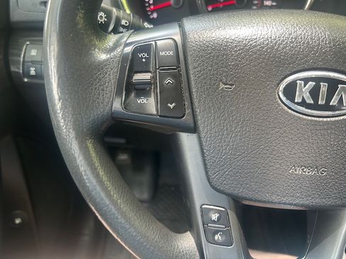 Used 2011 Kia Sorento AWD LX image 9