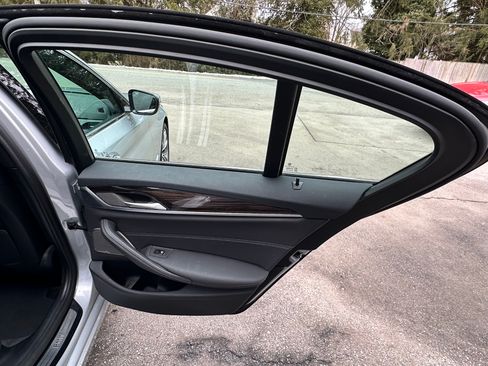 Used 2021 BMW 530i xDrive image 19