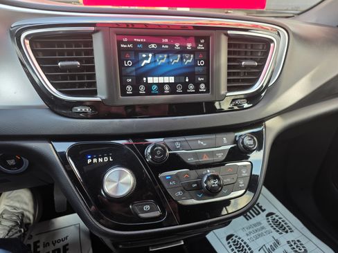 Used 2019 Chrysler Pacifica Touring Plus image 11