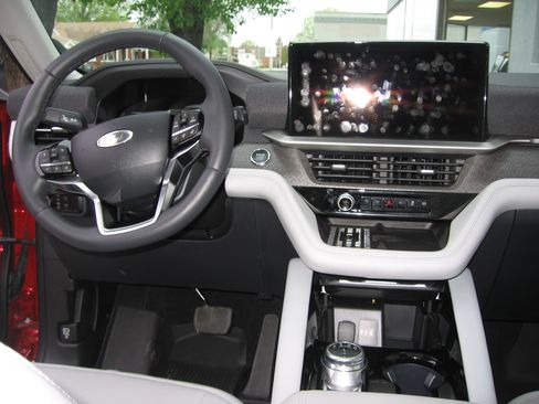 Used 2025 Ford Explorer Platinum image 9