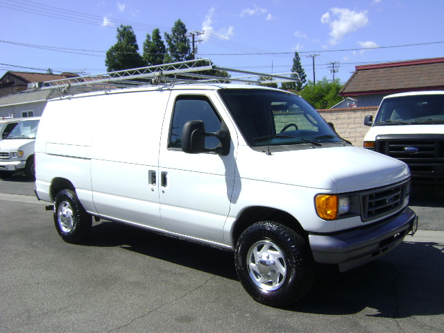 Used 2006 Ford E-350 and Econoline 350 Super Duty RWD image 3