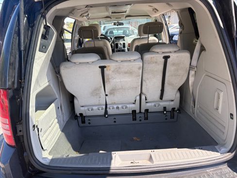 Used 2009 Chrysler Town & Country Touring image 12