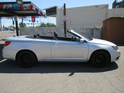 Used 2012 Chrysler 200 S Convertible FWD image 17