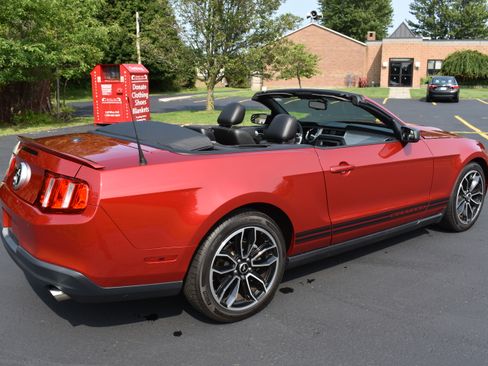 Used 2010 Ford Mustang Convertible RWD image 23