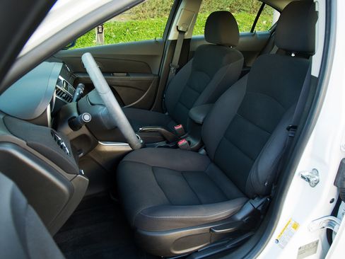 Used 2016 Chevrolet Cruze Limited LT image 17