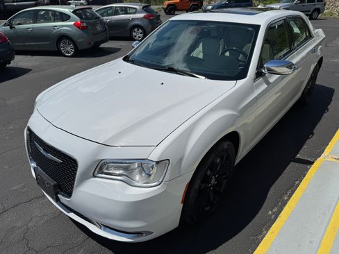 Used 2015 Chrysler 300 C image 3