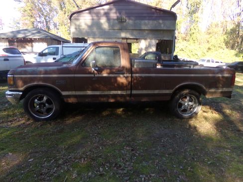 Used 1987 Ford F150 XLT image 2