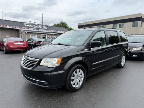 Used 2014 Chrysler Town & Country Touring FWD image 1