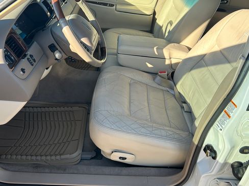 Used 2001 Lincoln Town Car Signature RWD image 9