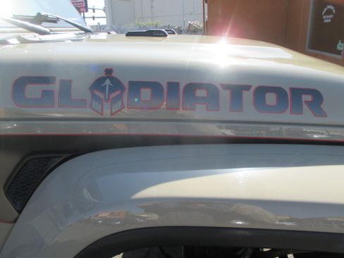 Used 2020 Jeep Gladiator Overland image 9