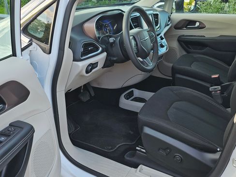 Used 2024 Chrysler Voyager LX image 9