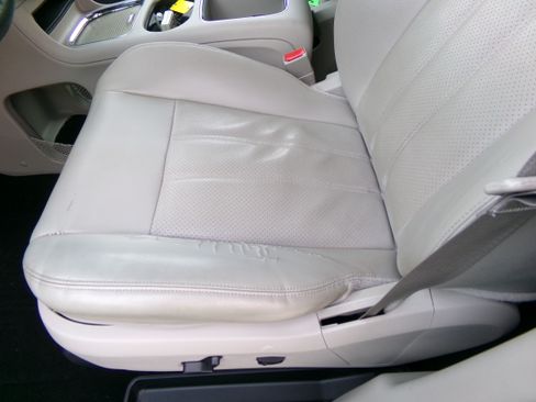 Used 2014 Chrysler Town & Country Touring-L image 9