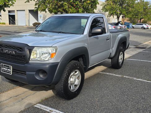 Used 2011 Toyota Tacoma Off-Road image 14