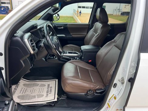 Used 2016 Toyota Tacoma 4x4 Double Cab Limited image 13