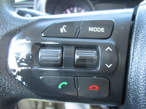 Used 2017 Kia Sedona LX FWD image 33