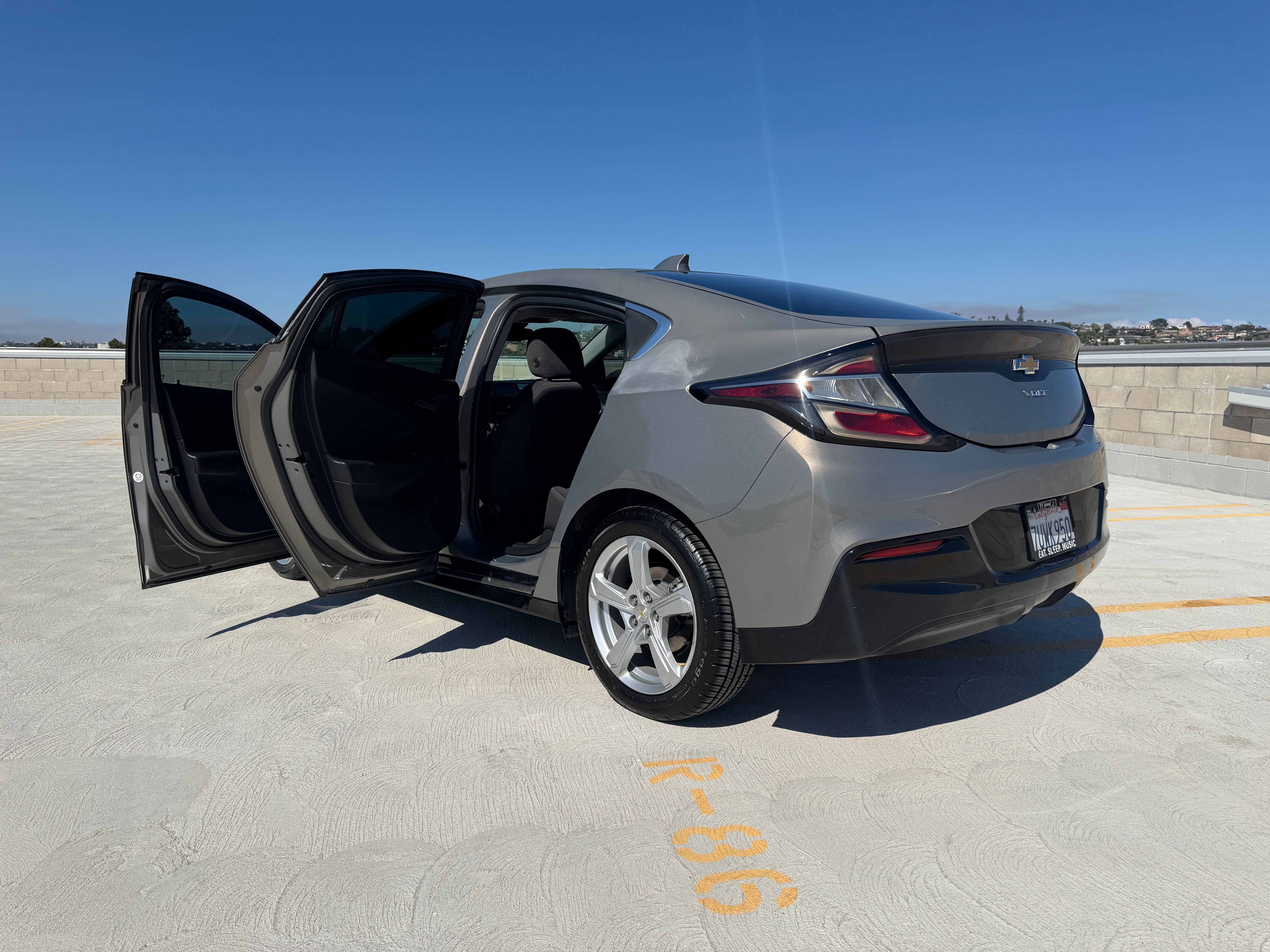 Used 2017 Chevrolet Volt LT FWD image 4