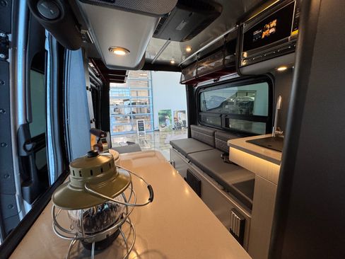 Used 2025 Mercedes-Benz Sprinter 2500 image 16