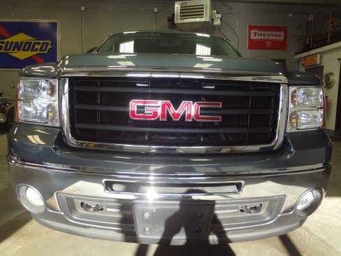 Used 2011 GMC Sierra 1500 SLE image 2