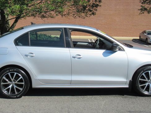 Used 2016 Volkswagen Jetta SE image 9