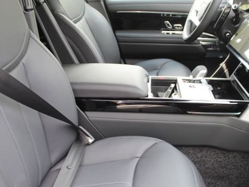 New 2025 Land Rover Range Rover SE image 3