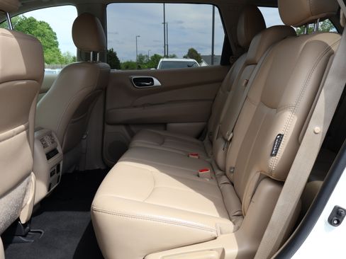 Used 2019 Nissan Pathfinder SL image 11
