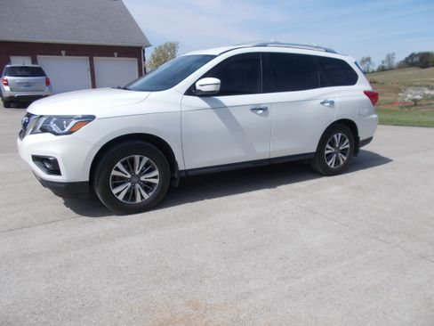 Used 2020 Nissan Pathfinder S image 1