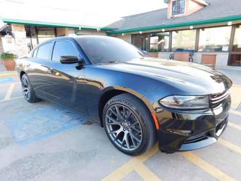 Used 2022 Dodge Charger SXT image 2