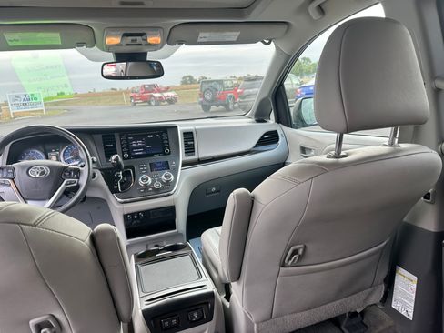 Used 2018 Toyota Sienna XLE 8-Passenger FWD image 13