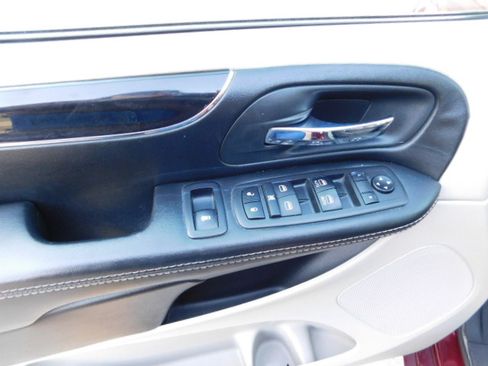 Used 2019 Dodge Grand Caravan SXT image 13