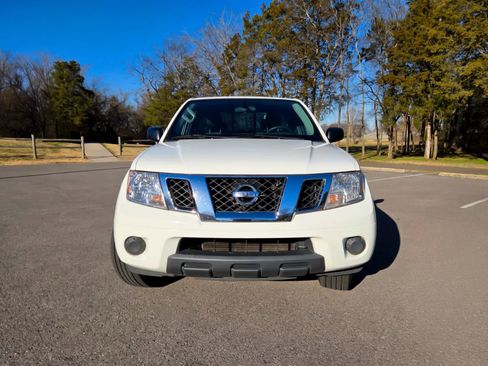 Used 2021 Nissan Frontier SV image 2