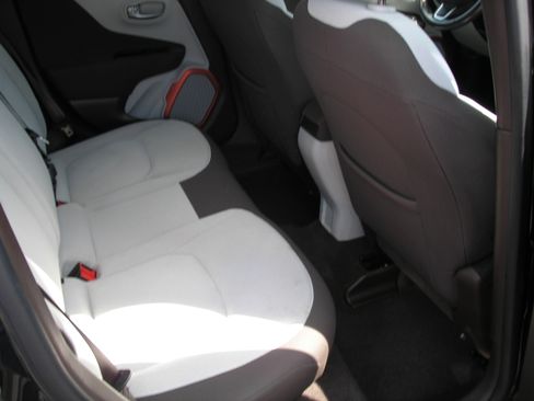 Used 2015 Jeep Renegade Latitude image 5