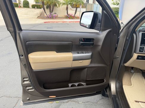 Used 2010 Toyota Tundra 4x4 Double Cab w/ SR5 & TRD image 19