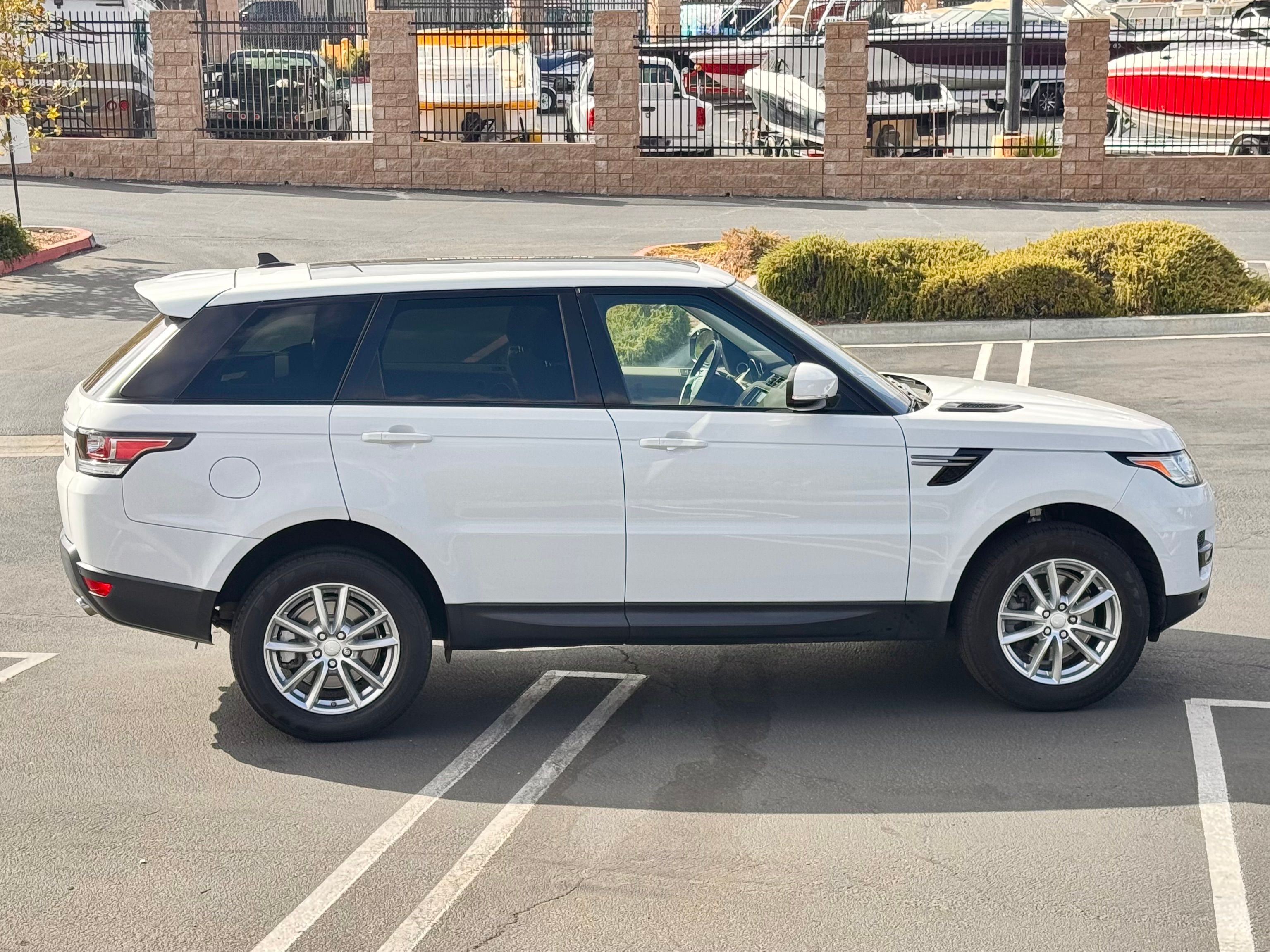 Used 2016 Land Rover Range Rover Sport SE AWD/4WD image 4
