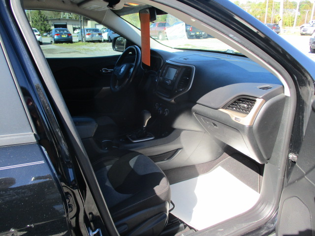Used 2018 Jeep Cherokee FWD Latitude image 23