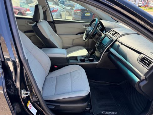 Used 2017 Toyota Camry SE image 18