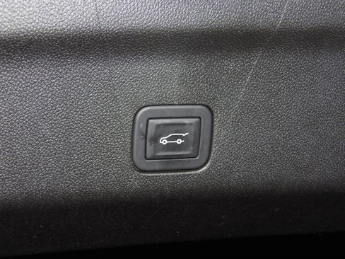 Used 2025 Chevrolet Suburban 2WD Premier image 34