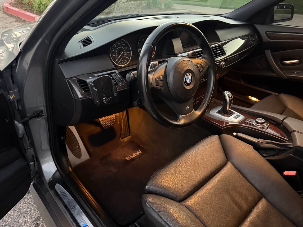 Used 2010 BMW 550i w/ M-Sport Package RWD image 18