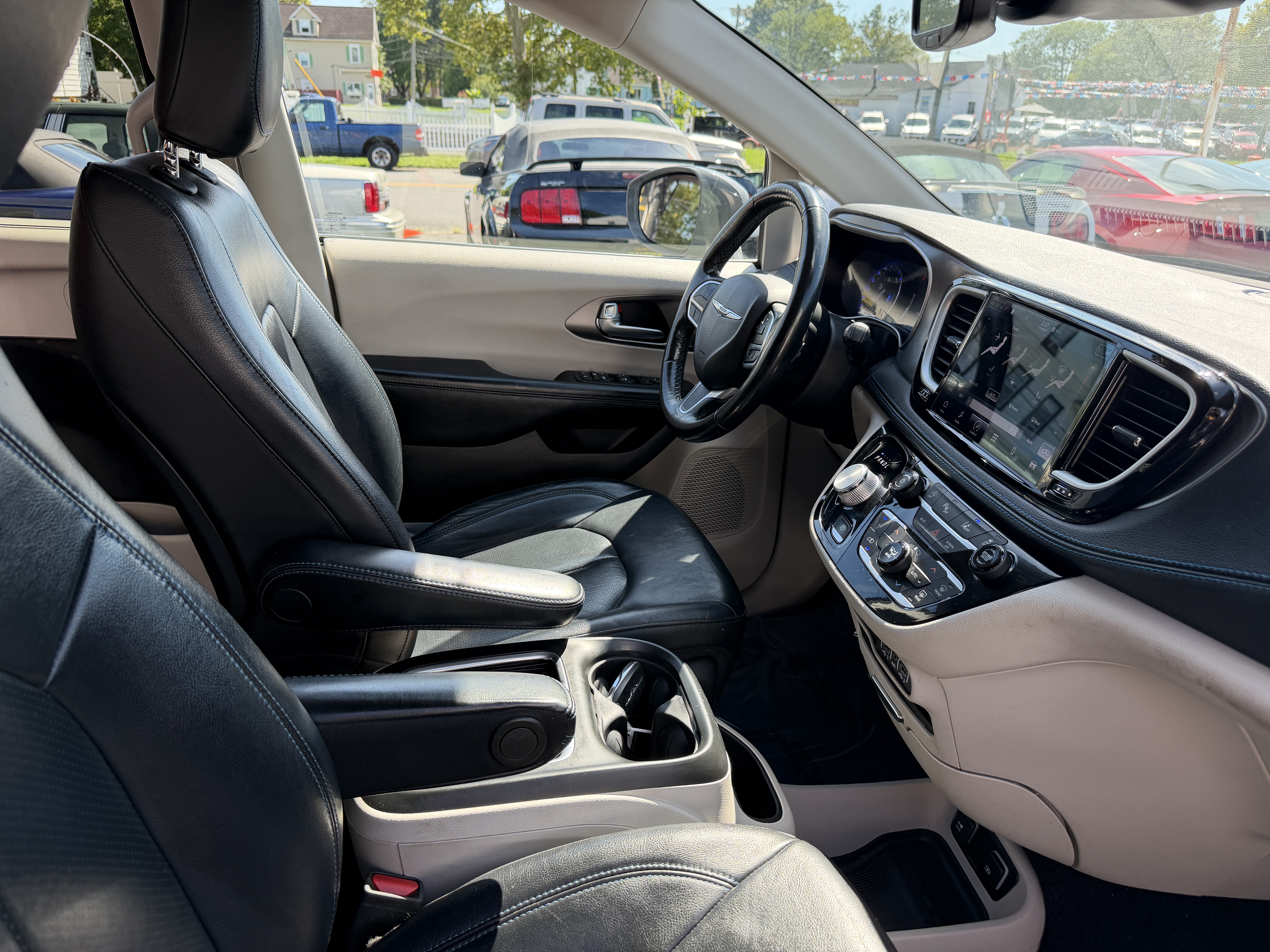 Used 2021 Chrysler Pacifica Touring-L FWD image 22