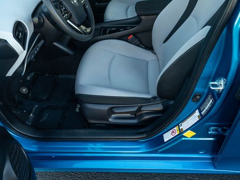 Used 2019 Toyota Prius image 26