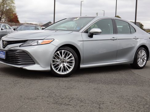 Used 2020 Toyota Camry XLE image 2
