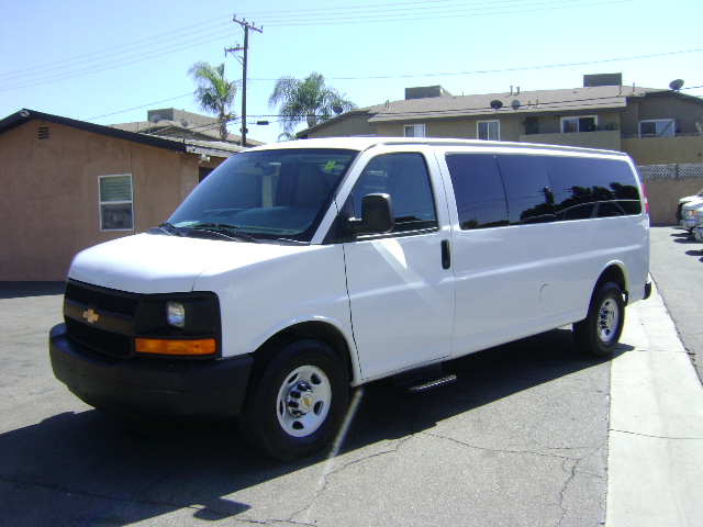 Used 2015 Chevrolet Express 3500 LS Extended Passenger RWD image 4