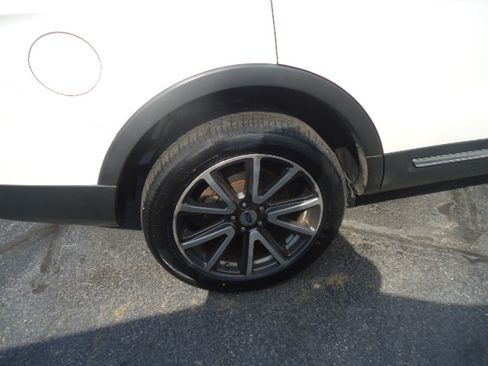 Used 2016 Ford Explorer 4WD XLT image 3