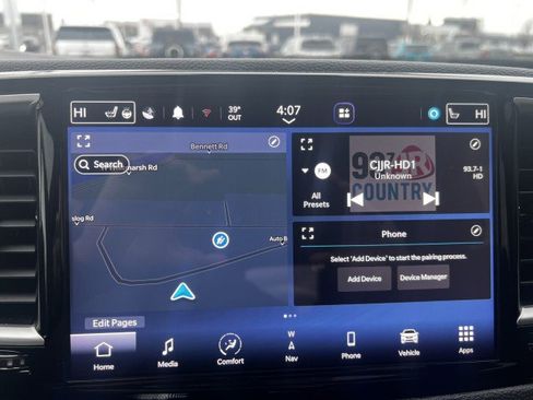 Used 2024 Chrysler Pacifica Select image 13