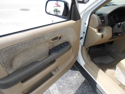 Used 2005 Honda CR-V LX image 10